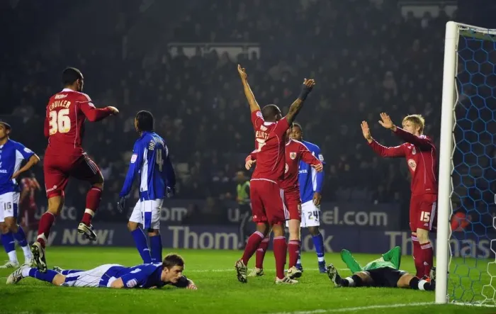 Framed Print : Dramatic Equalizer: Marvin Elliott's Thrilling Goal for Bristol City Against Leicester City in Championship Clash (18 / 02 / 2011)
