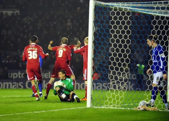 Framed Print : Dramatic Equalizer: Marvin Elliott's Goal Saves the Day for Bristol City against Leicester City in Championship Clash (18 / 02 / 2011)