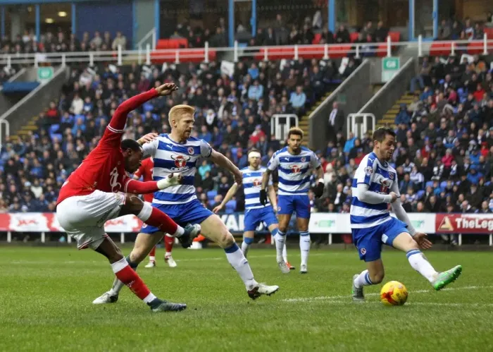 Framed Print : Elliott Bennett's Shot at Reading, 2016: Sky Bet Championship Clash
