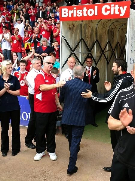 Emotional Steve Lansdown Bids Farewell as Bristol City FC Chairman (vs Hull City, 07 / 05 / 2011)