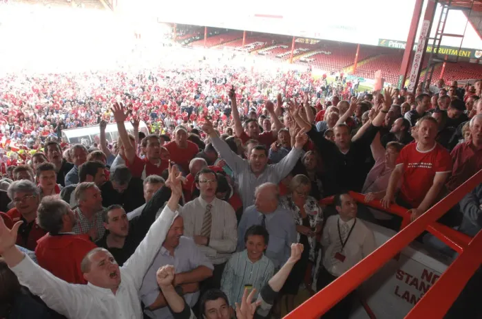 Framed Print : Exuberant Fans Celebrate Promotion on the Pitch: Bristol City Framed Print : Exuberant Fans Celebrate Promotion on the Pitch: Bristol City