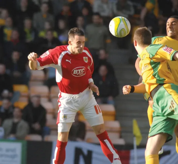 Framed Print : Football Rivalry: Michael McIndoe in Action - Norwich City vs. Bristol City