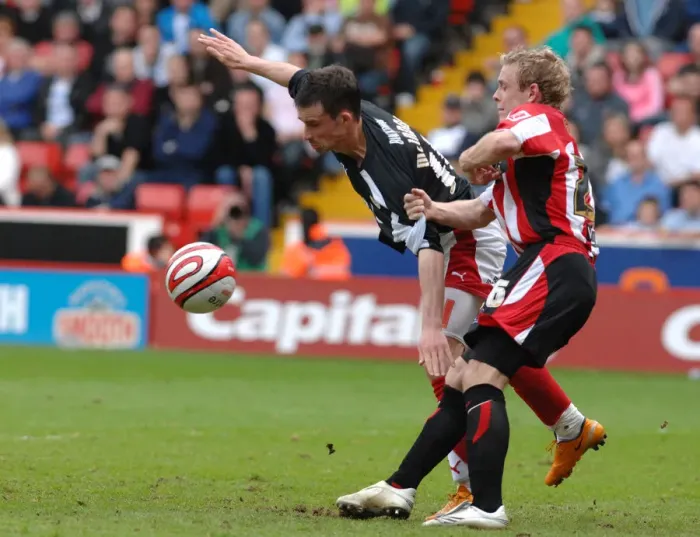 Framed Print : Football Rivalry: Thrilling Moment between Michael McIndoe (Sheffield United vs. Bristol City)