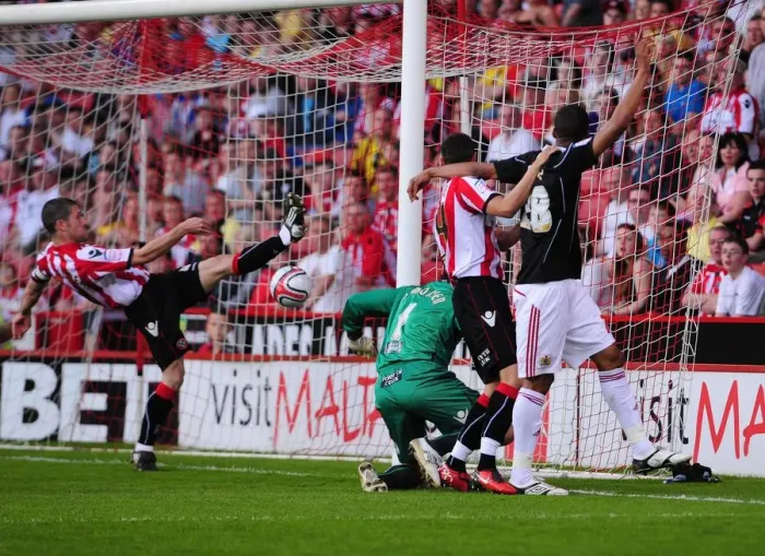 Framed Print : Fortunate Corner: Simonsen's Own Goal (Bristol City vs. Sheffield United, Championship, 23rd April 2011)