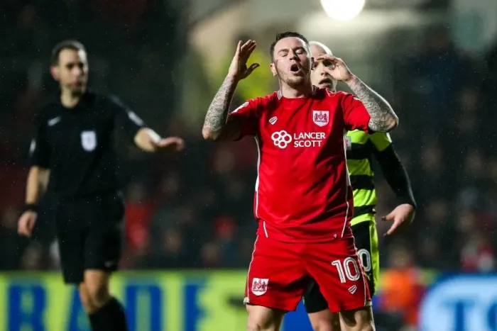 Framed Print : Frustration for Lee Tomlin as Shot Goes Wide in Bristol City vs Huddersfield Match