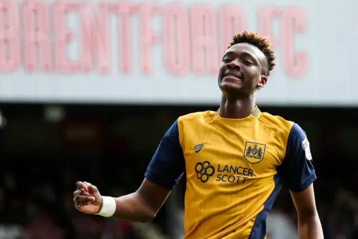 Framed Print : Frustration for Tammy Abraham as Bristol City Miss Out at Griffin Park Framed Print : Frustration for Tammy Abraham as Bristol City Miss Out at Griffin Park