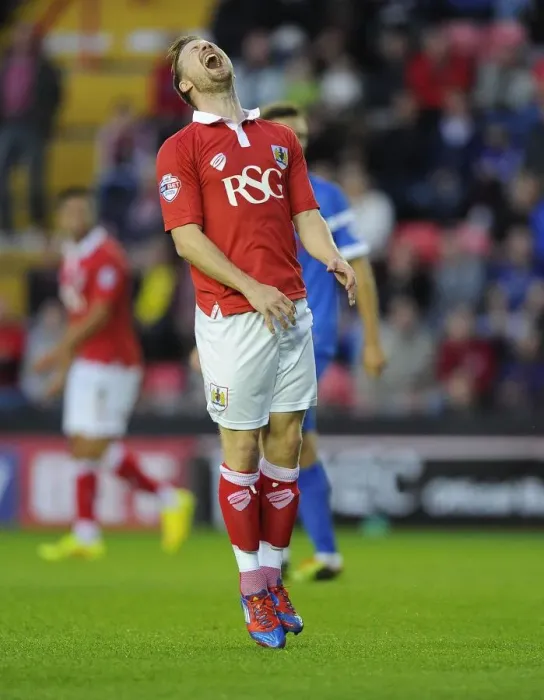 Framed Print : Frustration for Wade Elliott as Bristol City Face Leyton Orient in Sky Bet League One Framed Print : Frustration for Wade Elliott as Bristol City Face Leyton Orient in Sky Bet League One