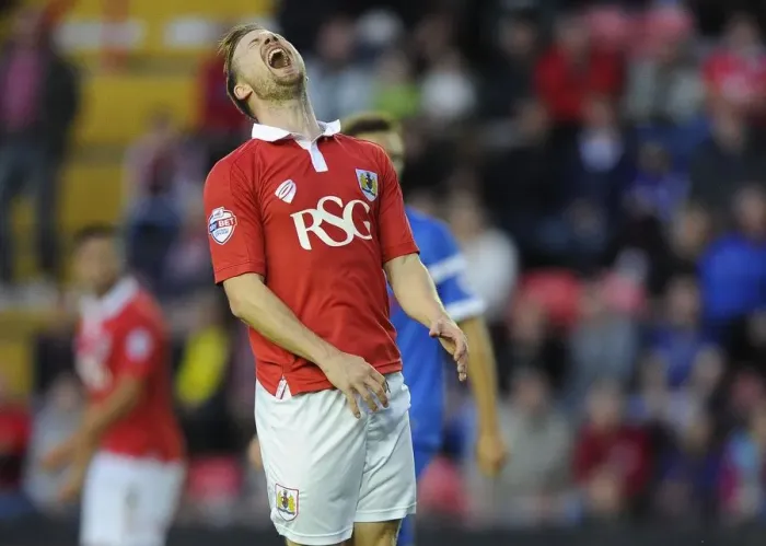 Framed Print : Frustration for Wade Elliott as Bristol City Face Off Against Leyton Orient in Sky Bet League One Framed Print : Frustration for Wade Elliott as Bristol City Face Off Against Leyton Orient in Sky Bet League One