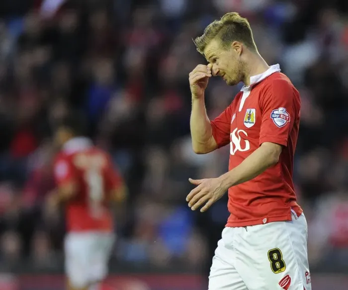 Framed Print : Frustration for Wade Elliott as Bristol City Face Tough Leyton Orient Challenge Framed Print : Frustration for Wade Elliott as Bristol City Face Tough Leyton Orient Challenge