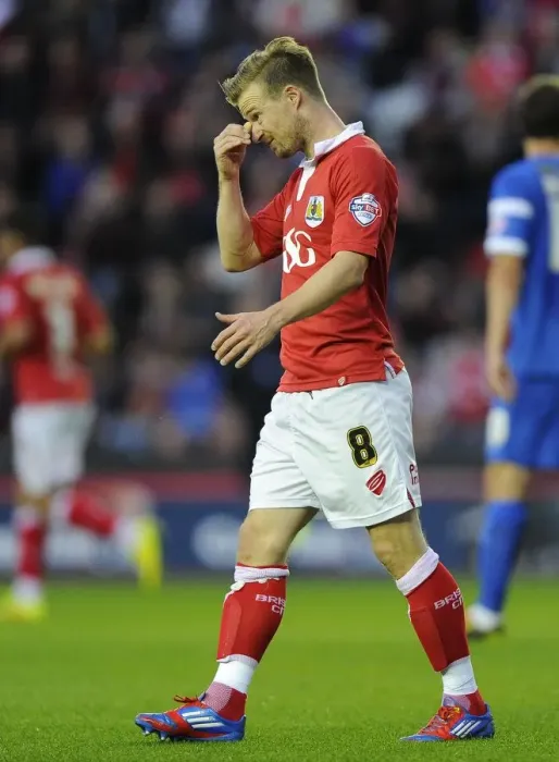 Framed Print : Frustration for Wade Elliott: Bristol City's Struggle Against Leyton Orient in Sky Bet League One