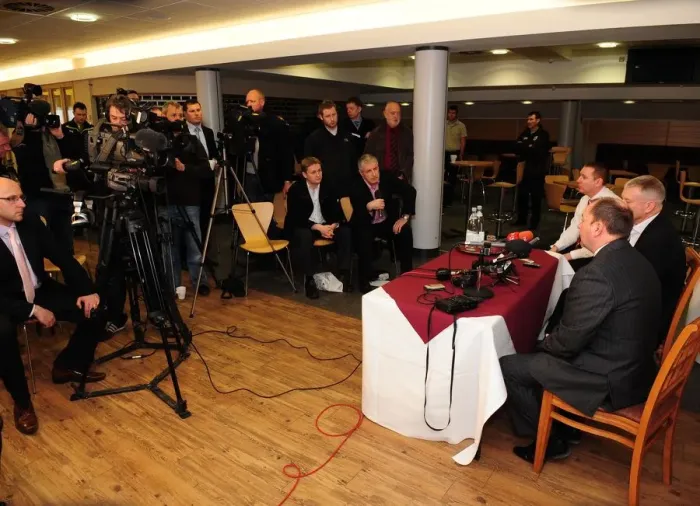 Framed Print : Gary Johnson's Farewell: Last Press Conference as Bristol City Manager (18 / 03 / 2010)