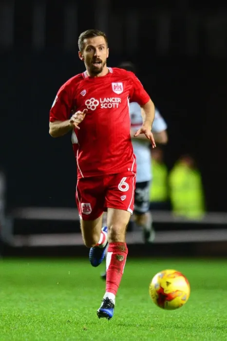Framed Print : Gary O'Neil in Action: Bristol City vs Fulham, Ashton Gate 2017