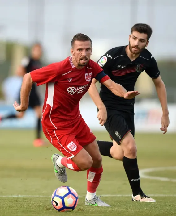 Framed Print : Gary O'Neil in Action: Bristol City vs Granada, 2016 Framed Print : Gary O'Neil in Action: Bristol City vs Granada, 2016