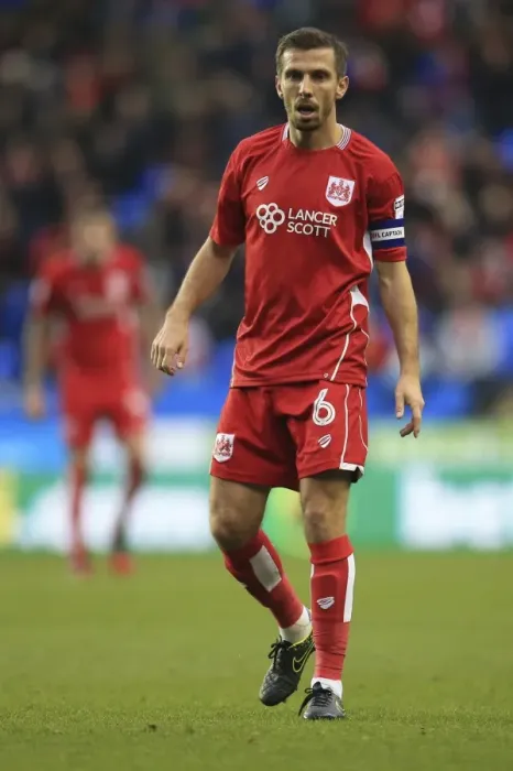 Framed Print : Gary O'Neil Leads Bristol City Charge against Reading, Sky Bet Championship 2016 Framed Print : Gary O'Neil Leads Bristol City Charge against Reading, Sky Bet Championship 2016