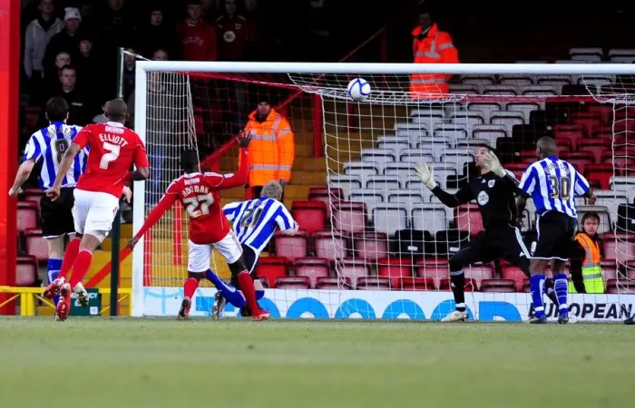 Framed Print : Gary Teale Scores Opening Goal: FA Cup Match - Bristol City vs Sheffield Wednesday (08 / 01 / 2011)