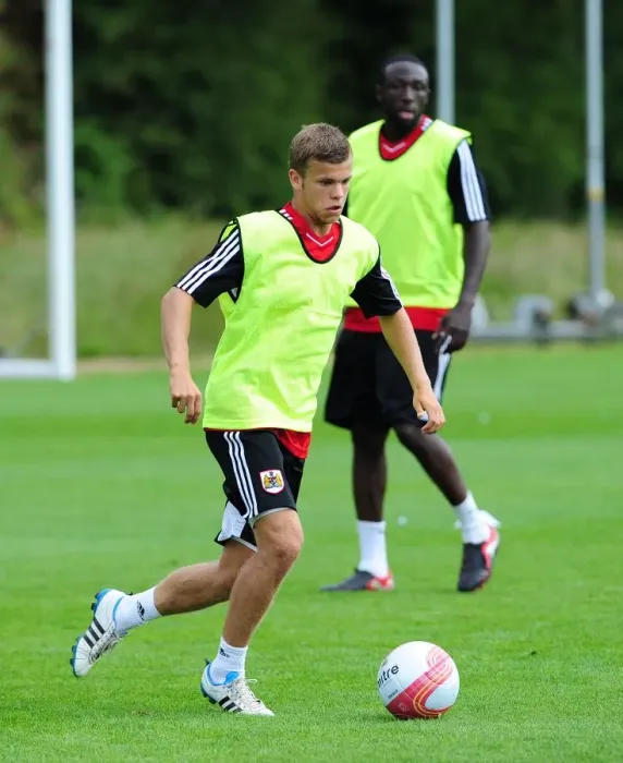 Framed Print : Henry Muggeridge of Bristol City: A Dedicated Player in Pre-season Training Framed Print : Henry Muggeridge of Bristol City: A Dedicated Player in Pre-season Training