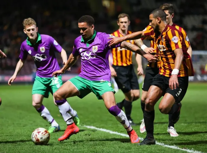 Framed Print : James Tavernier's Thrilling Attack: A Pivotal Moment in Bradford City vs. Bristol City's Promotion Battle, April 2015 Framed Print : James Tavernier's Thrilling Attack: A Pivotal Moment in Bradford City vs. Bristol City's Promotion Battle, April 2015