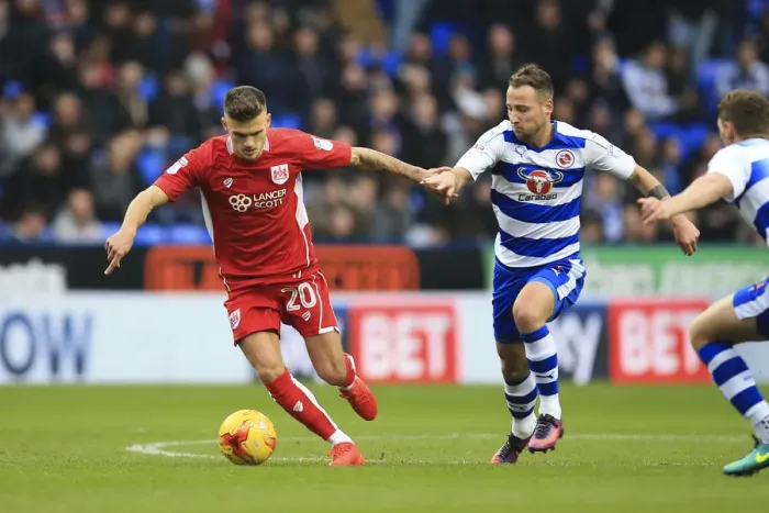 Framed Print : Jamie Paterson Holds Off Roy Beerens: Reading vs. Bristol City, Sky Bet Championship (November 2016)