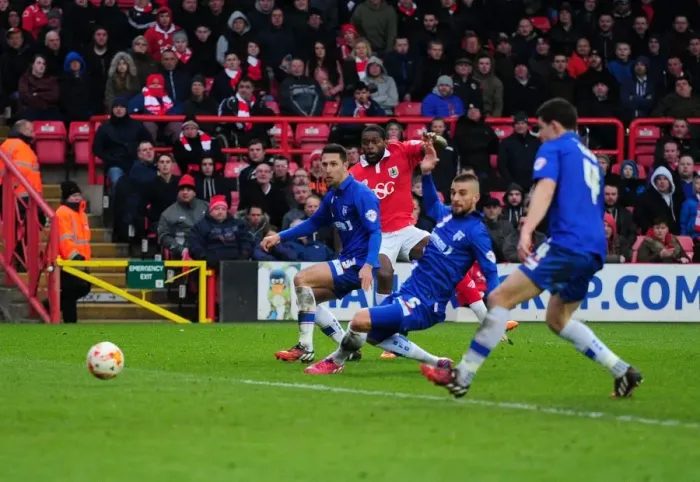 Framed Print : Jay Emmanuel-Thomas Goes for Glory: Shooting for Bristol City Against Gillingham, Sky Bet League One, 2015