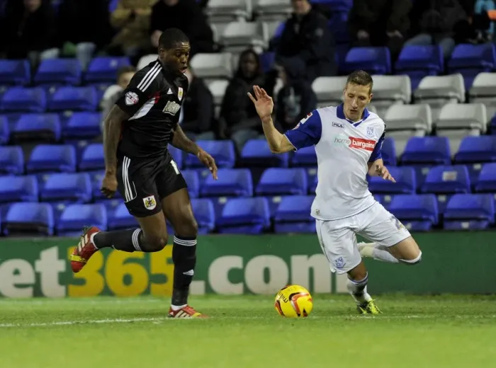 Framed Print : Jay Emmanuel-Thomas Outsmarts Jim McNulty: A Pivotal Moment in Bristol City's Sky Bet League One Victory