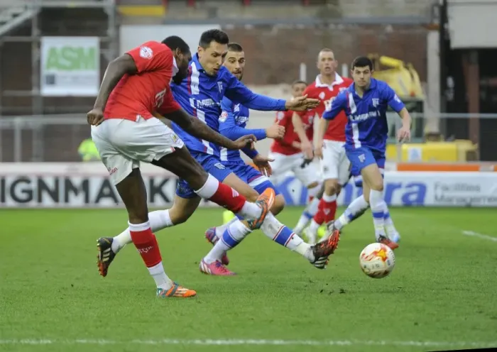 Framed Print : Jay Emmanuel-Thomas Shoots for Bristol City Against Gillingham, Sky Bet League One, 14 / 03 / 2015