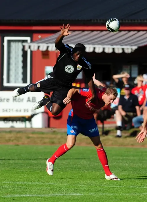 Framed Print : John Akinde Battles for Aerial Supremacy: Helsingborgs IF vs. Bristol City Framed Print : John Akinde Battles for Aerial Supremacy: Helsingborgs IF vs. Bristol City