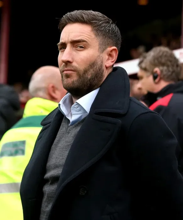 Framed Print : Johnson in Charge: Lee Leads Bristol City at Oakwell Against Barnsley (October 2016)