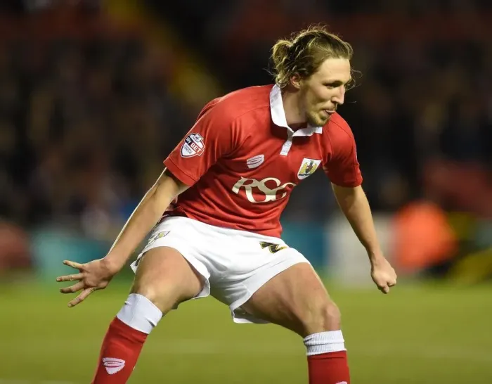 Framed Print : Johnstones Paint Trophy Showdown: Luke Ayling's Unforgettable Performance - Bristol City vs Gillingham (29 January 2015)