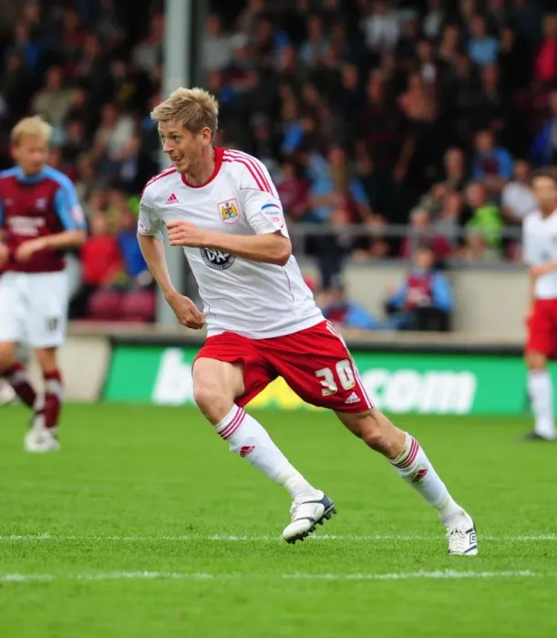 Framed Print : Jon Stead Scores for Bristol City in Championship Showdown against Scunthorpe United - September 11, 2010
