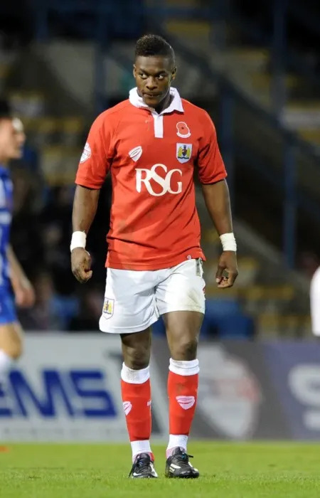 Framed Print : Kieran Agard in Action: Gillingham vs. Bristol City FA Cup Clash, November 2014