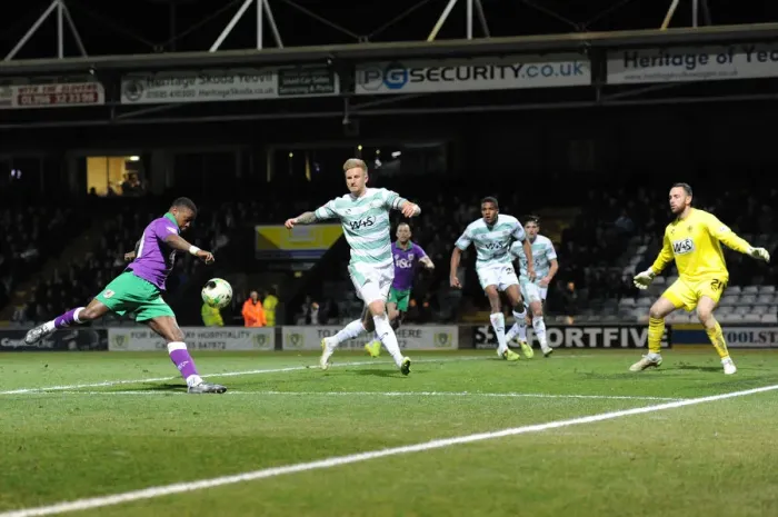 Framed Print : Kieran Agard Aims for Glory: Yeovil Town vs. Bristol City, Sky Bet League One