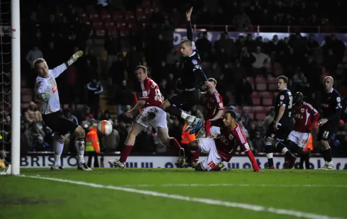 Framed Print : Last-Minute Thriller: Nicky Maynard Scores the Dramatic Winner for Bristol City against Millwall in Championship Match (03 / 01 / 2012)