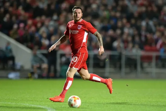 Framed Print : Lee Tomlin in Action: Bristol City vs Leeds United at Ashton Gate Stadium, September 2016 Framed Print : Lee Tomlin in Action: Bristol City vs Leeds United at Ashton Gate Stadium, September 2016