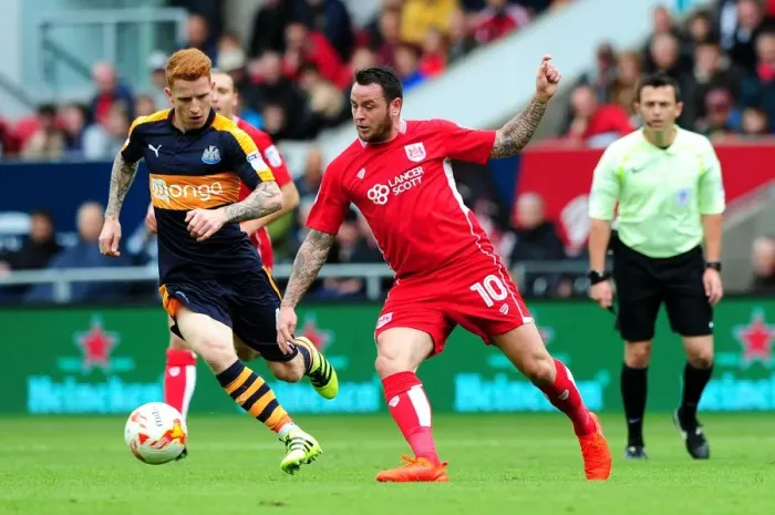 Framed Print : Lee Tomlin in Action: Bristol City vs Newcastle United, Sky Bet Championship, 2016 Framed Print : Lee Tomlin in Action: Bristol City vs Newcastle United, Sky Bet Championship, 2016