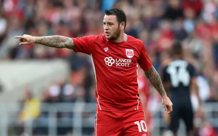 Framed Print : Lee Tomlin in Action: Bristol City vs Newcastle United (2016) Framed Print : Lee Tomlin in Action: Bristol City vs Newcastle United (2016)