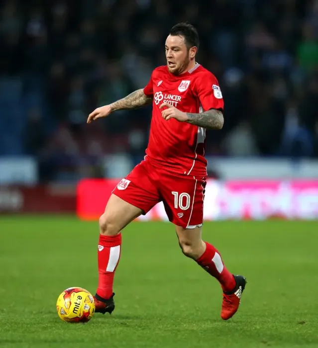 Framed Print : Lee Tomlin of Bristol City in Action against Huddersfield Town, Sky Bet Championship (December 2016) Framed Print : Lee Tomlin of Bristol City in Action against Huddersfield Town, Sky Bet Championship (December 2016)