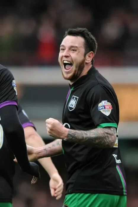 Framed Print : Lee Tomlin Scores the Opener: Bristol City's Triumph at Brentford (16 / 04 / 2016) Framed Print : Lee Tomlin Scores the Opener: Bristol City's Triumph at Brentford (16 / 04 / 2016)