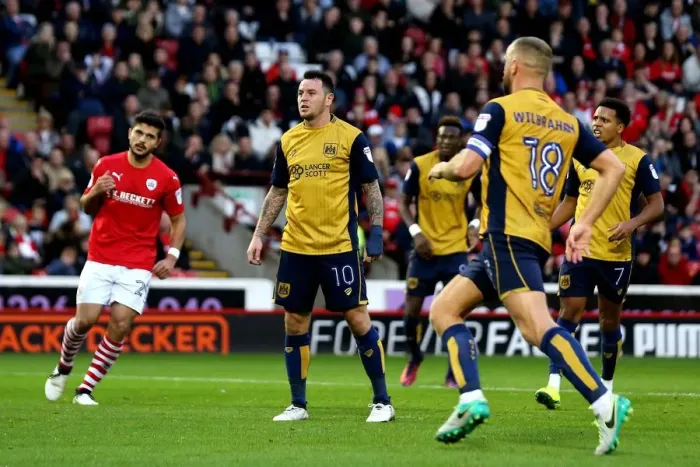 Framed Print : Lee Tomlin's Equalizer: Barnsley vs. Bristol City in Sky Bet Championship