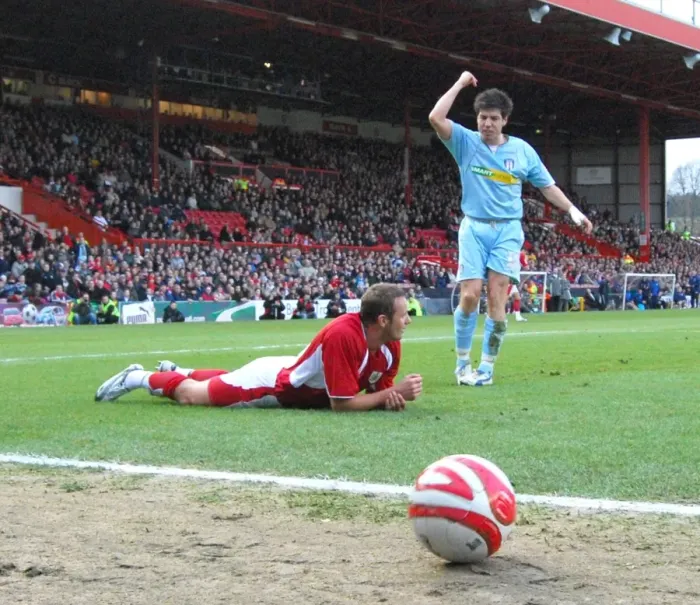Framed Print : Lee Trundle in Action: Bristol City vs Colchester United Framed Print : Lee Trundle in Action: Bristol City vs Colchester United