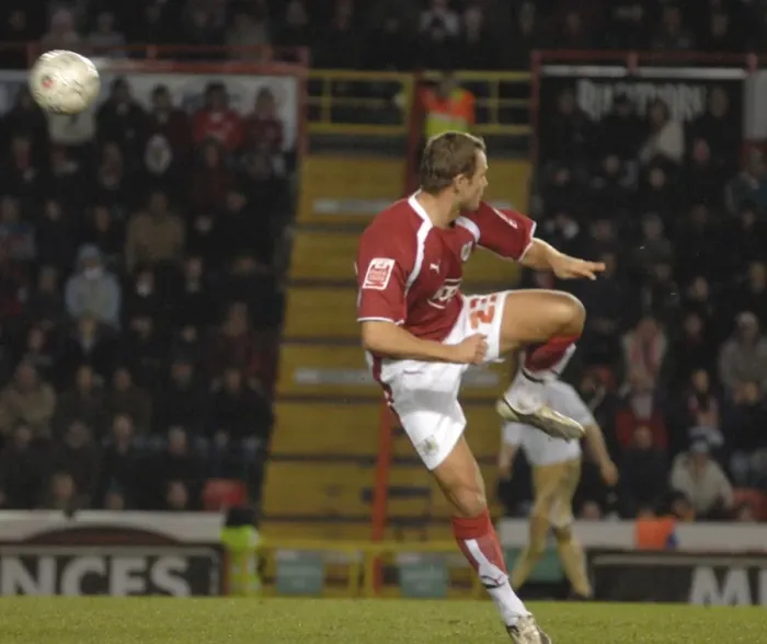 Framed Print : Lee Trundle in Action: Bristol City vs Middlesbrough Framed Print : Lee Trundle in Action: Bristol City vs Middlesbrough