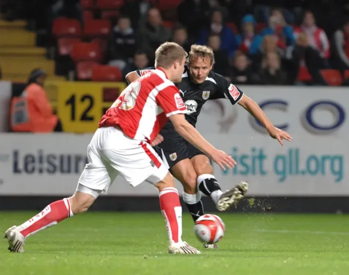 Framed Print : Lee Trundle shoots past Charlton defender Marton Cranie Framed Print : Lee Trundle shoots past Charlton defender Marton Cranie