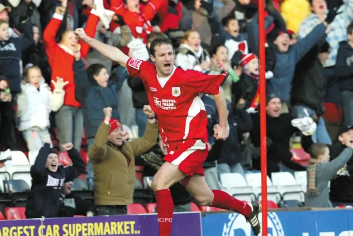 Framed Print : Louis Carey in Action for Bristol City Football Club (05-06) Framed Print : Louis Carey in Action for Bristol City Football Club (05-06)