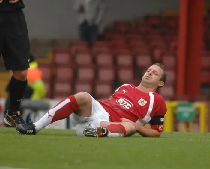 Framed Print : Louis Carey in Action: Bristol City vs Sheffield United Framed Print : Louis Carey in Action: Bristol City vs Sheffield United