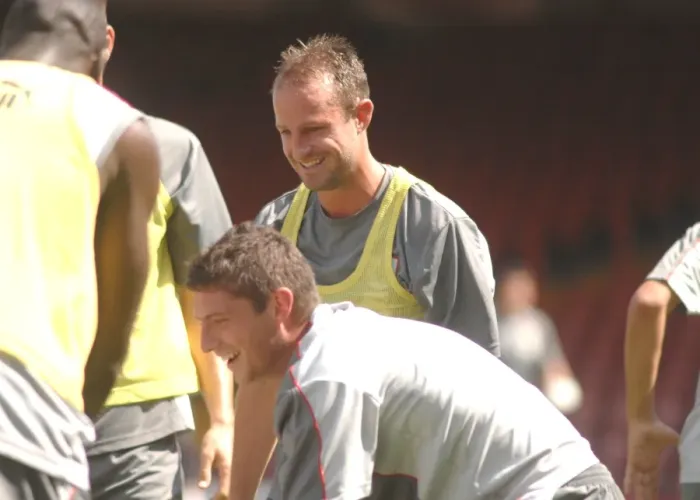 Framed Print : Louis Carey in Focus: Training with Bristol City FC (07-08)