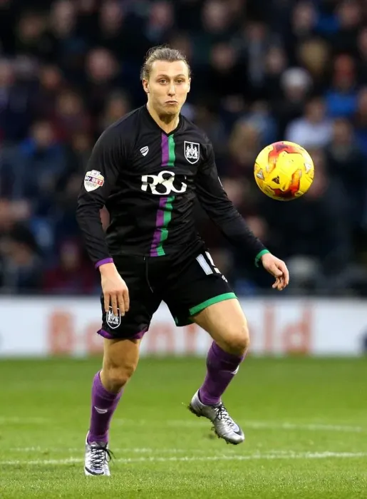 Framed Print : Luke Freeman of Bristol City in Action Against Burnley, Sky Bet Championship (December 2015)