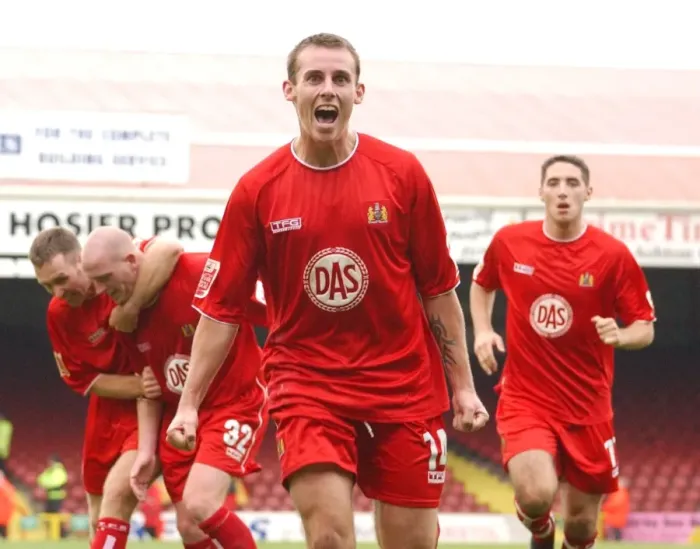 Framed Print : Luke Wilkshire in Action for Bristol City Football Club (04-05) Framed Print : Luke Wilkshire in Action for Bristol City Football Club (04-05)