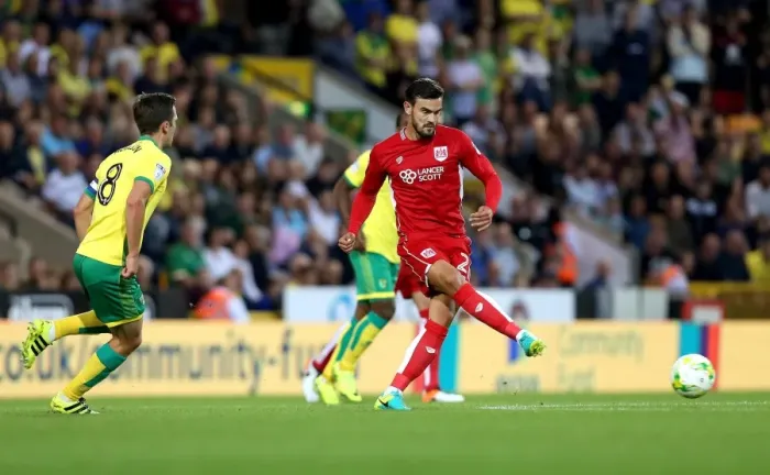 Framed Print : Marlon Pack in Action: Norwich City vs. Bristol City, Sky Bet Championship (16 / 08 / 2016)