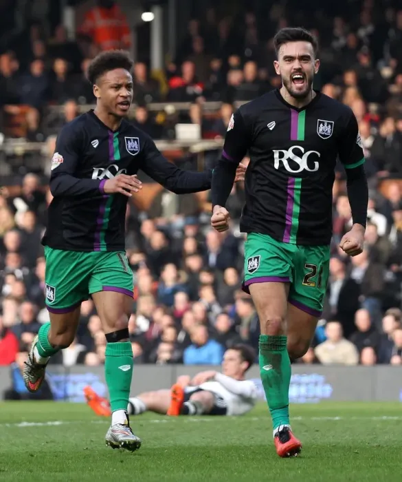 Framed Print : Maron Pack and Bobby Reid Celebrate Equalizing Goal for Bristol City at Craven Cottage (Fulham v Bristol City, Sky Bet Championship)