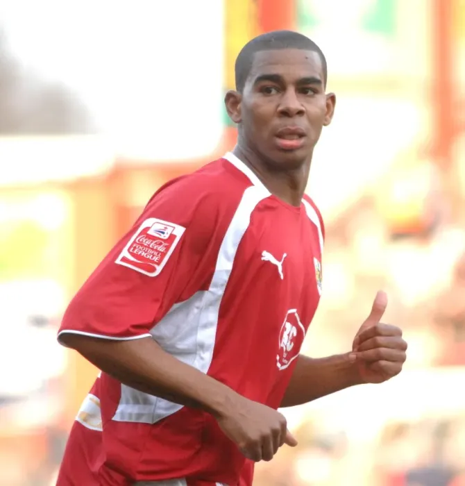 Framed Print : Marvin Elliott in Action for Bristol City Against Blackpool