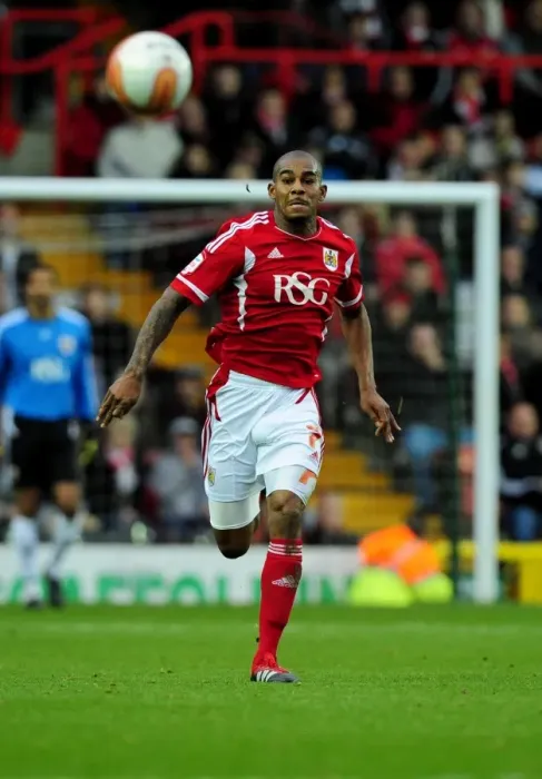 Framed Print : Marvin Elliott in Action for Bristol City Against Southampton